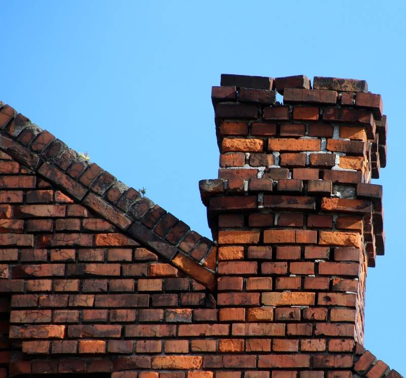 Damaged chimney on an Franklin home showing cracks and missing mortar